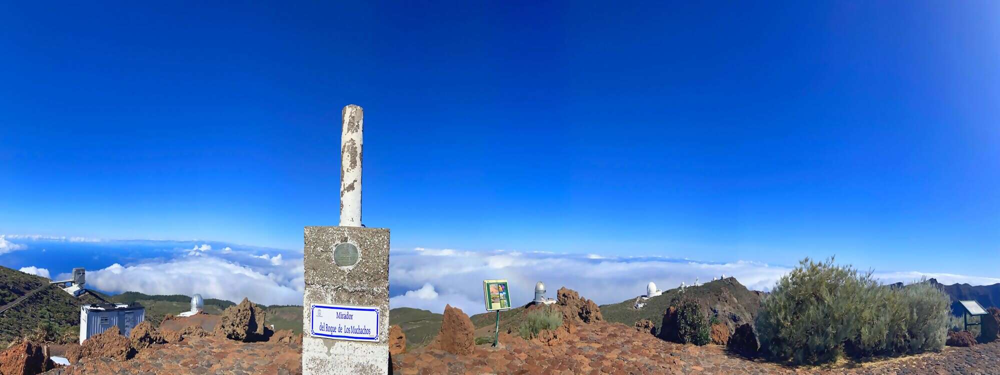 Rundblick Roque de los Muchachos Observatorium auf 2400 Meter Seehoehe auf La Palma